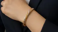 7 Model Gelang Emas Kadar 750 Twist Kombinasi Tiga Warna untuk Wanita Karier, Elegan di 2025