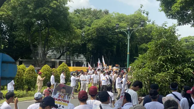 Partai Gerindra tiba di Kantor KPU RI untuk mendaftarkan bakal calon legislatif (bacaleg) untuk Pemilu 2024.