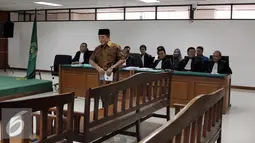 Terdakwa mantan Bupati Bangkalan Fuad, Amin saat bersiap untuk menjalani sidang lanjutan di Pengadilan Tipikor, Jakarta, Senin (10/8/2015). Agenda sidang mendengarkan keterangan 16 saksi dari SKPD Bangkalan dan pihak bank. (Liputan6.com/Helmi Afandi)