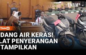 Pengadilan Militer II-08 Jakarta menghadirkan sejumlah barang bukti dalam sidang kasus penyerangan air keras terhadap aktivis KontraS, Andrie Yunus. Mulai dari tumbler, kacamata pelaku yang rusak, hingga dua sepeda motor yang digunakan saat kejadian ...