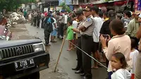 Jalan Ambles di Tanah Abang Sepanjang 50 Meter, 4 Mobil Nyemplung