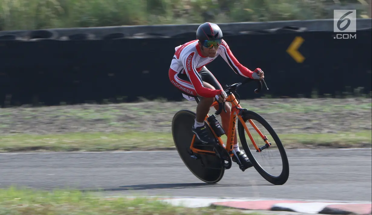 Atlet ParaCycling, Habib Shaleh saat laga di nomor Mens C1-2 Individual Time Trial Road Race Asian Para Games 2018 di Sirkuit Sentul, Bogor, Senin (8/10). Habib Shaleh gagal meraih medali. (Liputan6.com/Helmi Fithriansyah)