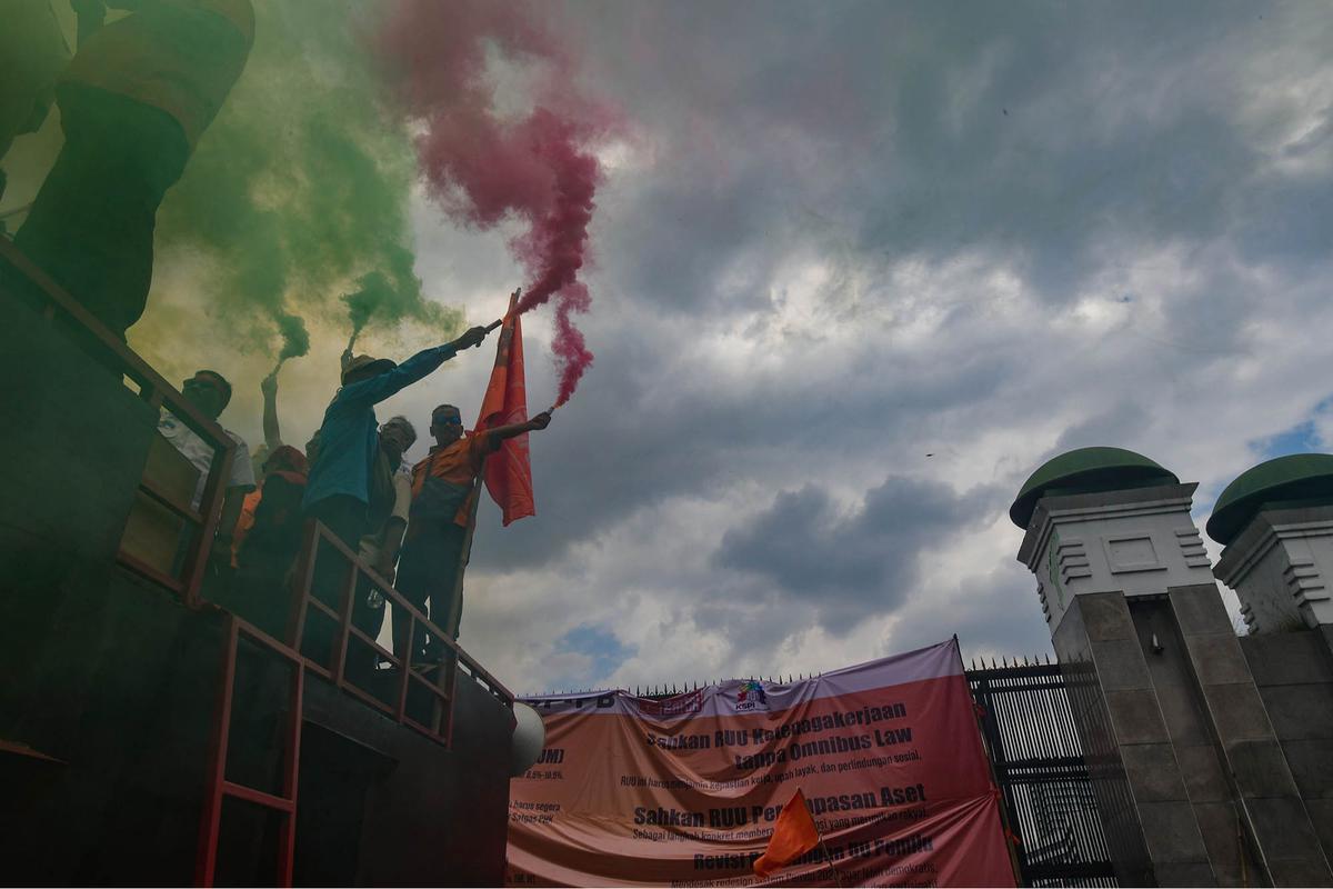FOTO: Ribuan Buruh Geruduk DPR, Usung Enam Tuntutan Utama