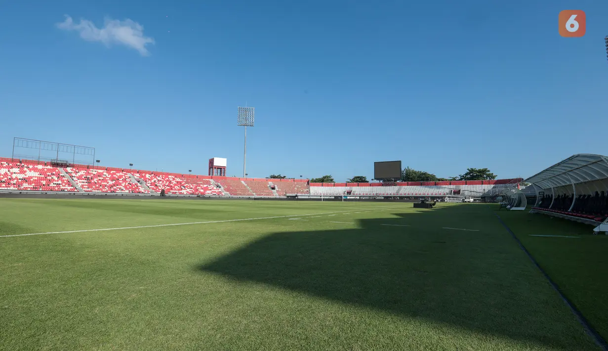 Kondisi Stadion I Wayan Dipta di Gianyar, Bali, Rabu (5/8/2026), sehari menjelang laga final Piala Presiden 2026. Hamparan rumput hijau yang terawat berpadu dengan langit biru cerah menambah kemegahan stadion yang akan menjadi arena final Persebaya Surabaya melawan Persib Bandung serta perebutan tempat ketiga antara Persija Jakarta dan Arema FC. (KLY/Budy Santoso)