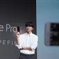 Brand Ambassador Asus Zenfone 4 Gong Yoo memamerkan smartphone Asus Zenfone 4 Selfie Pro. Liputan6.com/ Agustin Setyo Wardani