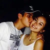 Al Ghazali kembali membuat patah hati penggemar wanita, kemarin Al mengunggah fotonya yang sedang mencium pipi seorang perempuan.