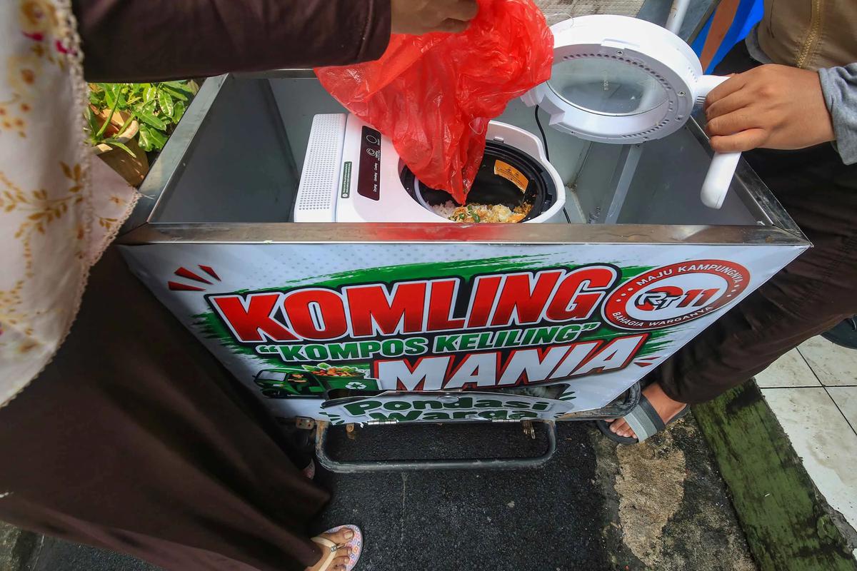 FOTO: Gerobak Listrik KomLing Permudah Pengelolaan Sampah Organik Warga
