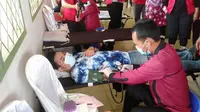 Aksi donor darah digelar dalam peringatan Bulan Bung Karno dan Hari Pancasila, yang dihelat oleh para kader PDI Perjuangan Sumsel di Kabupaten Banyuasin Sumsel (Dok Humas DPD PDI Perjuangan Sumsel / Nefri Inge)