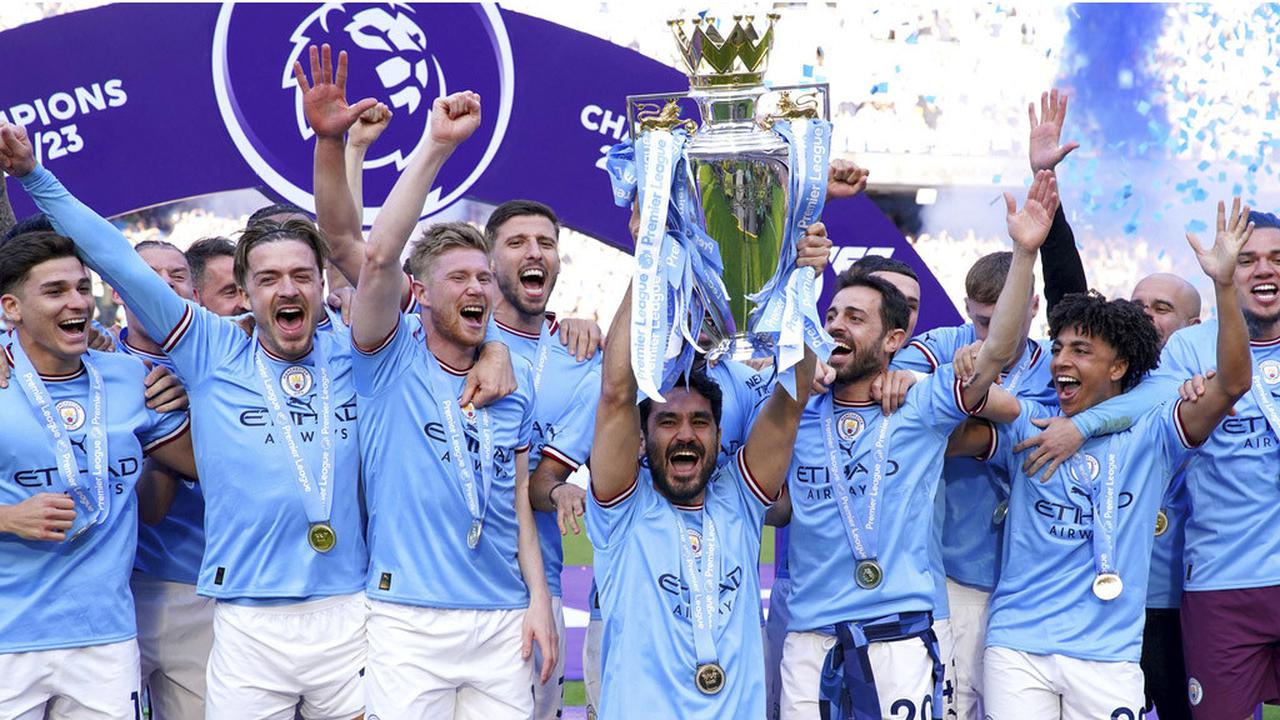 Foto: Full Senyum, Manchester City Berpesta Hattrick Juara Liga Inggris
