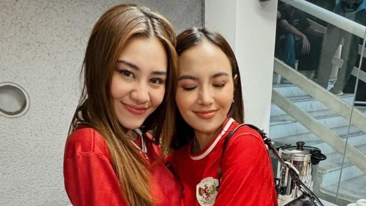 Sama-sama Cantik, ini Potret Keseruan Aaliyah Massaid dan Mahalini saat Nonton Laga Timnas Indonesia vs Australia di Stadion GBK