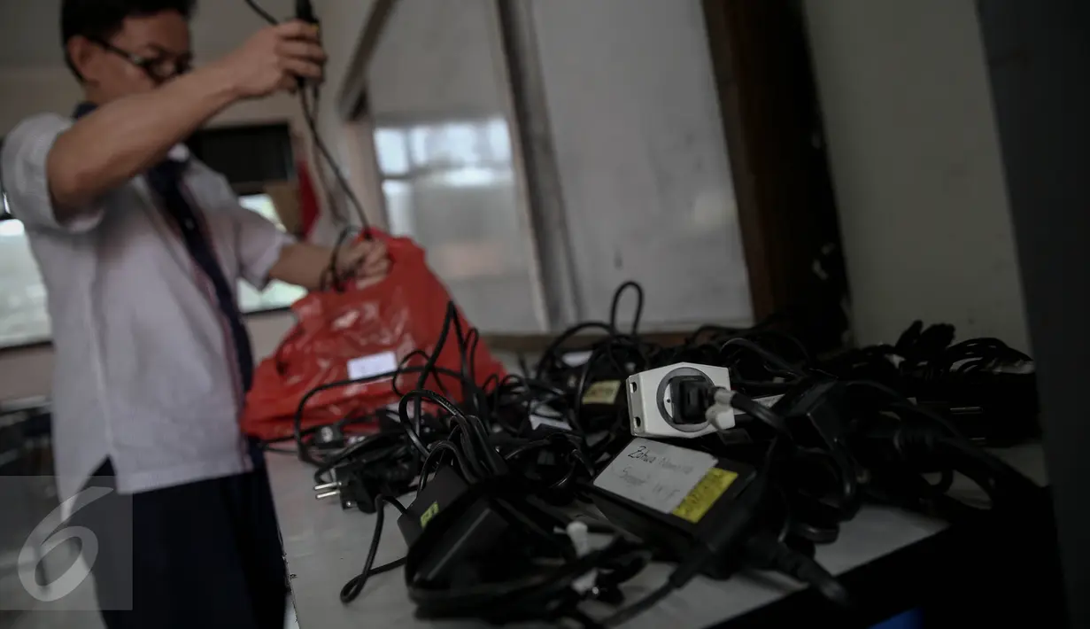Petugas menyiapkan charger komputer untuk ujian nasional berbasis komputer (computer based test/CBT) di SMP N 1, Jakarta, Sabtu (7/5/2016). Ujian Berbasis komputer ini serentak dilaksanakan pada tanggal 9-12 Mei 2016. (Liputan6.com/Faizal Fanani)