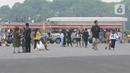 Sejumlah pengunjung berjalan di sepanjang kawasan Monas. Mayoritas pengunjung yang datang adalah keluarga berserta anak-anaknya. (merdeka.com/Imam Buhori)