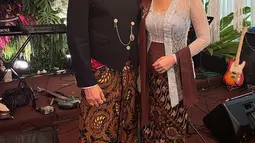 Saat menghadiri acara pernikahan, Dimas Beck cukup sering mengenakan beskap dan blangkon. Beberapa waktu lal, Dimas Beck tampil serasi dengan BCL mengenakan busana adat Jawa.  Mereka terlihat seperti raja dan ratu keraton.(Liputan6.com/IG/@dimasbeck)