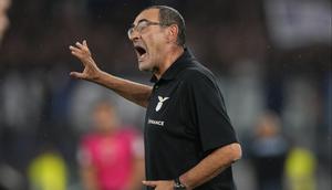 Pelatih Lazio Maurizio Sarri juga mendapatkan kartu kuning dari wasit pada menit ke-90 saat timnya melawan Napoli. (AP Photo/Andrew Medichini)