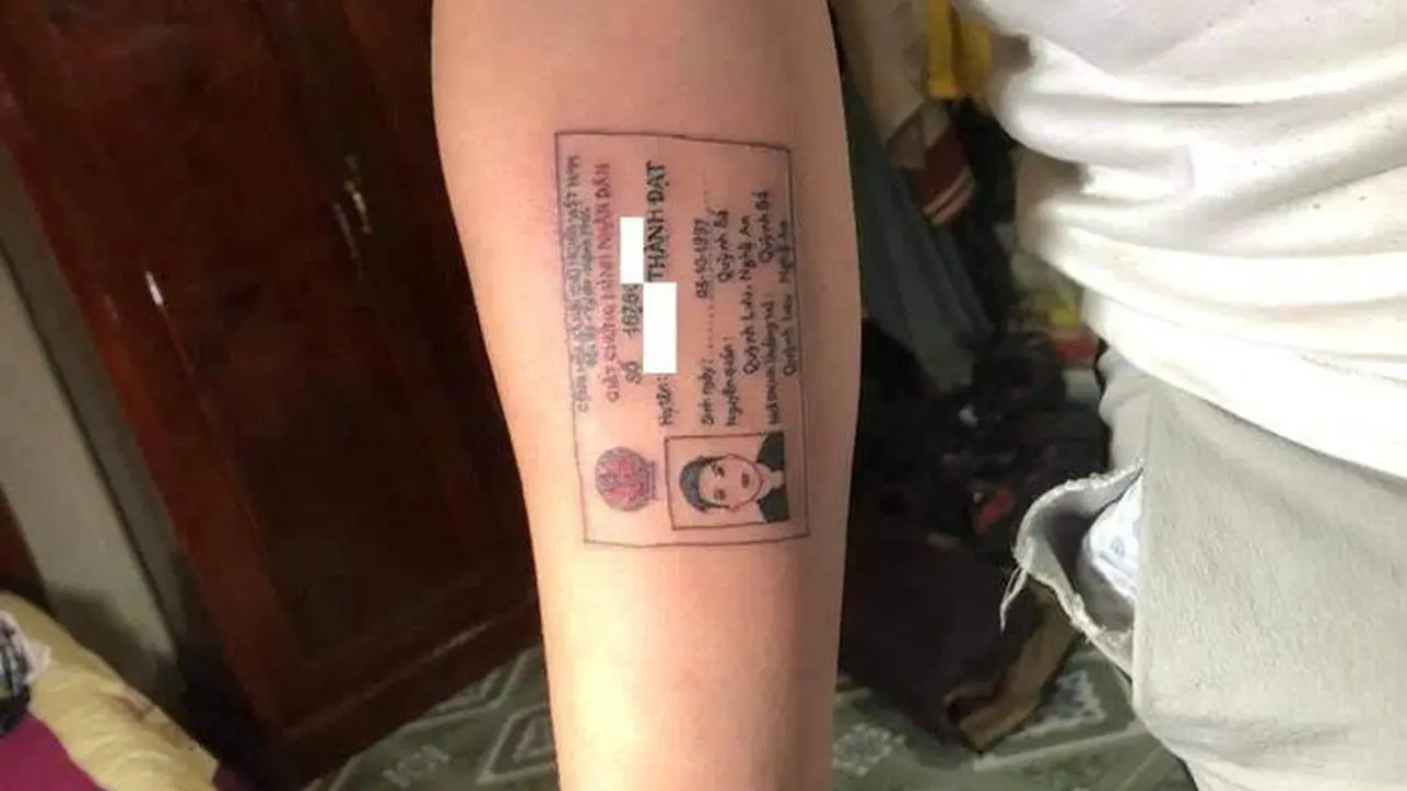 pria tato KTP di tangannya (foto: odditycentral)