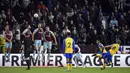 <p>Pemain Southampton James Ward-Prowse (kanan) melakukan tendangan bebas saat melawan Burnley pada pertandingan Liga Inggris di Turf Moor, Burnley, Inggris, 21 April 2022. Burnley menang 2-0. (Oli SCARFF/AFP)</p>