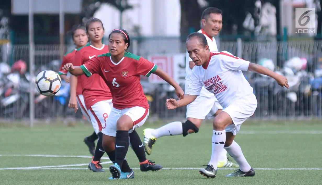 Pemain Timnas Wanita Indonesia berebut bola dengan pemain tim Indonesian Football Ambassador di Lapangan C Kompleks GBK, Jakarta, Kamis (5/4). Uji tanding ini persiapan jelang Piala AFF Wanita 2018. (Liputan6.com/Helmi Fithriansyah)