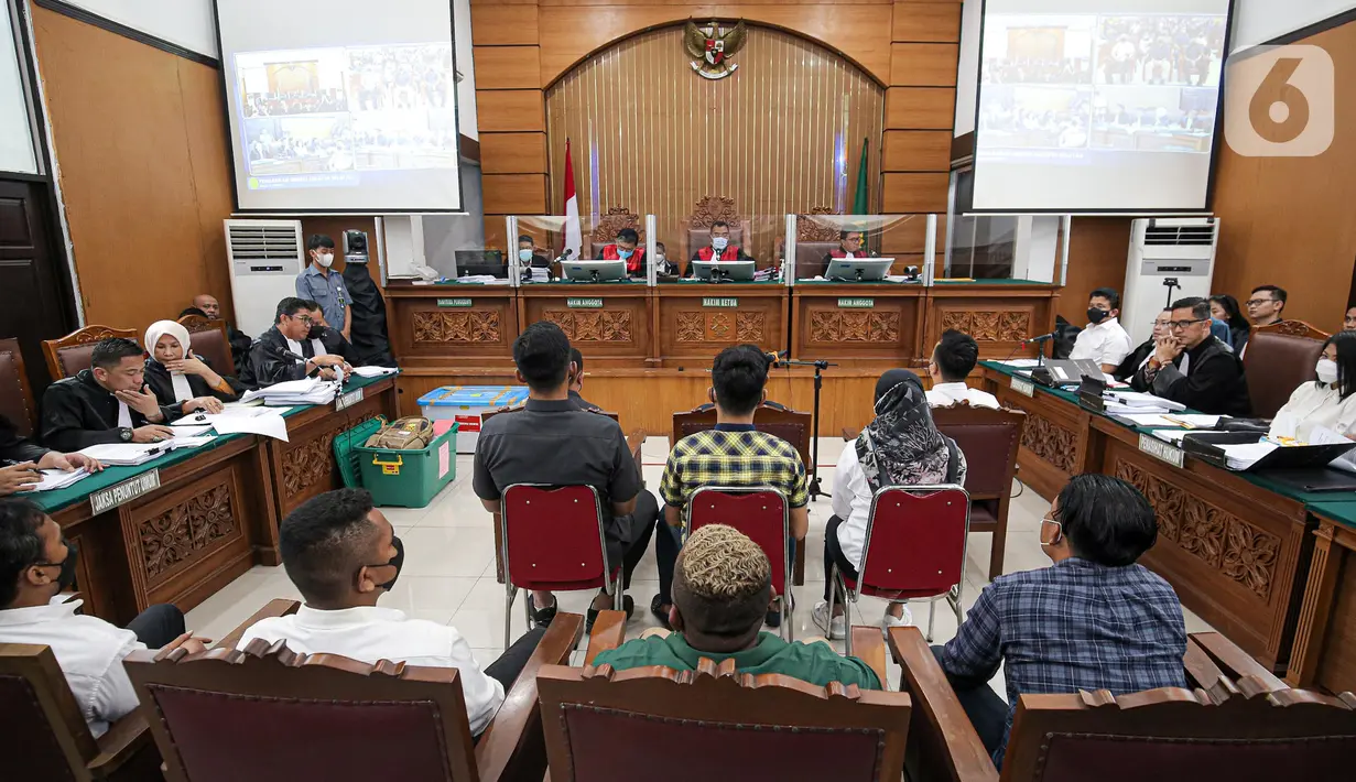 Suasana sidang lanjutan kasus pembunuhan Brigadir Nopriansyah Yosua Hutabarat atau Brigadir J dengan agenda mendengarkan keterangan saksi dari Jaksa Penuntut Umum (JPU) di Pengadilan Negeri Jakarta Selatan, Selasa (8/11/2022). Dalam sidang tersebut JPU menghadirkan 10 orang saksi. (Liputan6.com/Faizal Fanani)