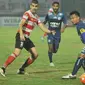 Pemain Arema Cronus, Hamka Hamzah (kanan) mencoba menghadang laju pemain Madura United, Pablo Rodriguez pada laga Torabika Soccer Champions 2016 di Stadion Gelora Bangkalan, Jumat (6/5/2016) WIB. (Bola.com/Fahrizal Arnas)