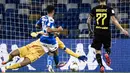 Pemain Napoli Dries Mertens (tengah) mencetak gol ke gawang Inter Milan pada leg kedua semifinal Coppa Italia di San Paolo Stadium, Naples, Italia, Sabtu (13/6/2020). Pertandingan berakhir 1-1, Napoli lolos ke final Coppa Italia dengan agregat 2-1. (Filippo MONTEFORTE/AFP)