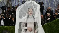 5 Tampilan Nyentrik Met Gala 2026: Lisa BLACKPINK Bertudung, Sam Smith Jadi Bulan-bulanan