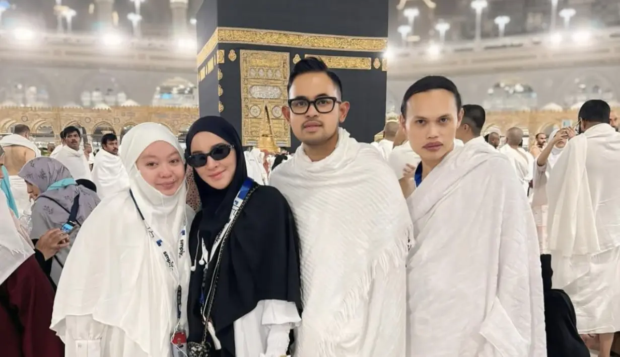 Wanda dengan busana tertutup mengenakan baju ihram.