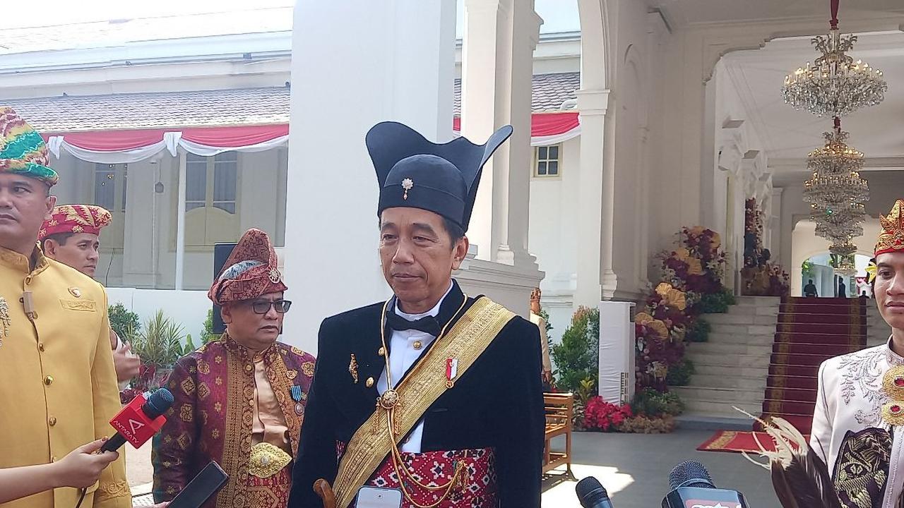 ”Boleh boleh saja dipakai Pak Jokowi, kan di Indonesia ini pak Jokowi merupakan panglima tertinggi angkatan bersenjata. Di Keraton pun kalau prajurit keluar, komandannya pakai songkok ini, songkok prajuritan namanya,”