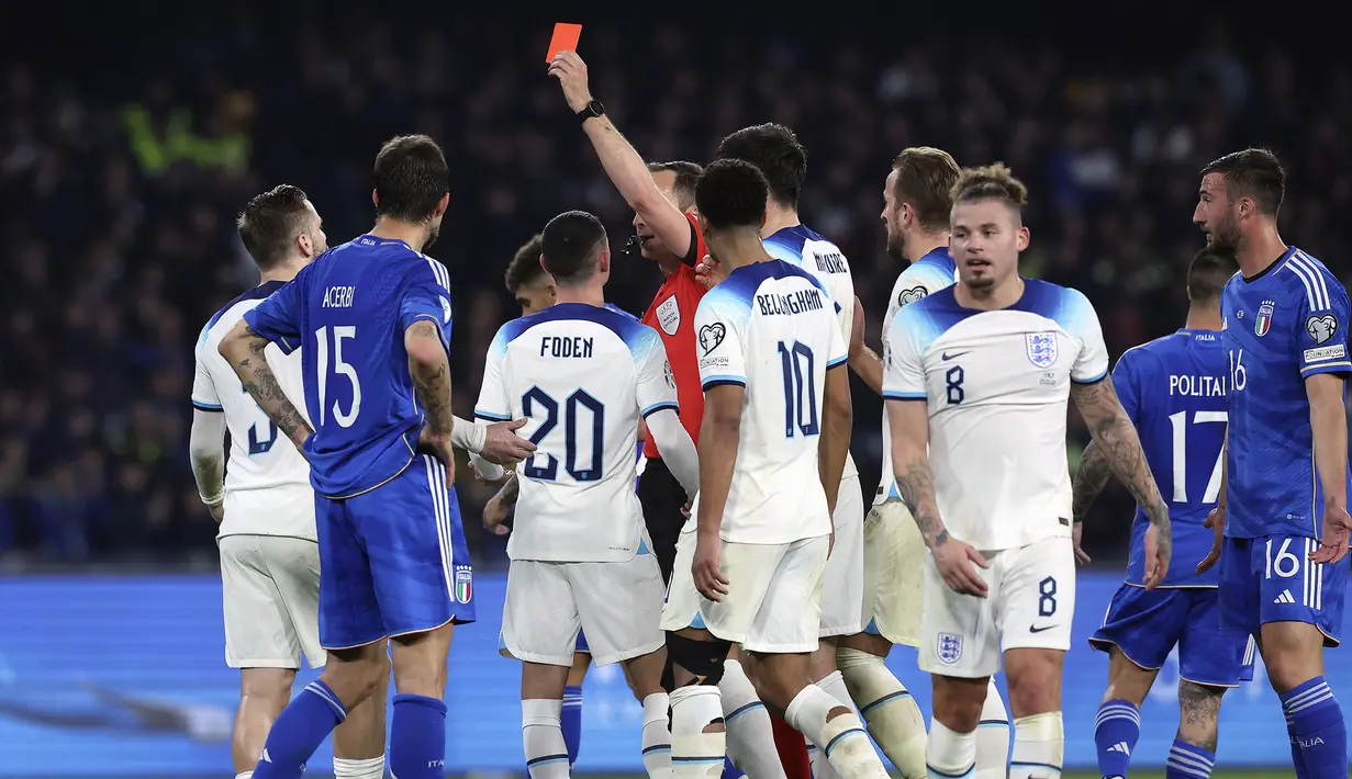 Pemain Timnas Inggris, Luke Shaw (kiri) mendapatkan kartu merah dari wasit saat Kualifikasi Euro 2024 melawan Italia di Stadion Diego Armando Maradona, Napoli, Italia, Jumat (24/03/2023) WIB. The Three Lions sukses meraih kemenangan 2-1. (AP Photo/Lapresse/Alessandro Garofalo)