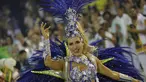 Seorang peserta dari Academicos do Grande Rio ikut dalam Karnaval Samba di Sambadrome, Rio de Janeiro, Brasil, Senin (27/2). Karnaval Samba dimeriahkan oleh hampir seluruh sekolah samba di Brasil. (AP Photo / Leo Correa)