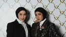 Sepatu hak hitam yang simpel dengan ornamen emas menambahkan sentuhan feminin tanpa berlebihan. Hijab hitam yang dikenakan secara minimalis membuat tampilan ini terlihat sleek dan serasi dengan tema runway. [@vivizubedi].