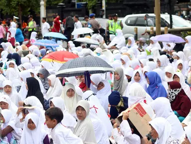 Umat Muslim di Semarang menggelar Aksi Damai 212 atau Aksi Bela Islam III di kawasan Pahlawan, Semarang, Jawa Tengah, Jumat (02/12). (Liputan6.com/Gholib)