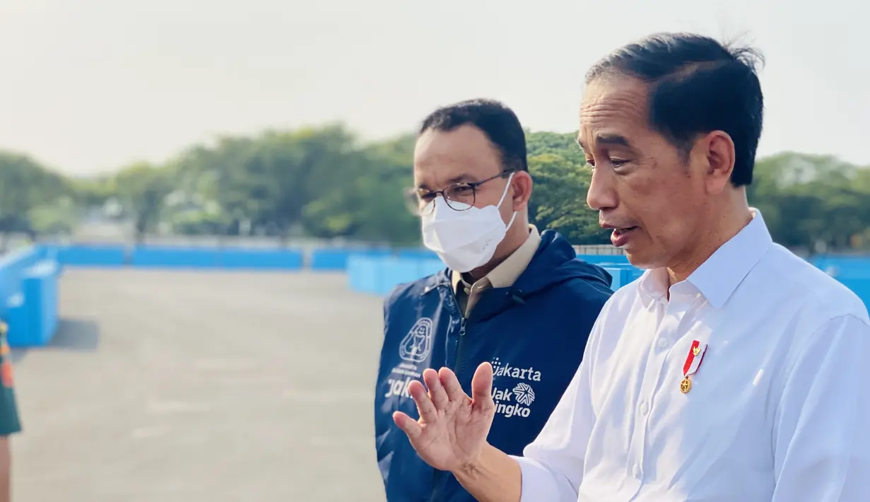 <p>Presiden Joko Widodo bersama Gubernur DKI Jakarta Anies Baswedan memberikan keterangan saat meninjau lokasi sirkuit Formula E di Ancol, Jakarta, Senin (25/4/2022). Jokowi meninjau ditemani langsung Gubernur DKI Jakarta Anies Baswedan. (Foto: Laily Rachev - Biro Pers Sekretariat Presiden)</p>