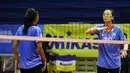 Pelatih  tim voli putri Jakarta Elektrik PLN, Tian Mei memberikan pengarah saat sesi latihan di GOR C'Tra Arena, Bandung, Jawa Barat, Sabtu (15/4). (Liputan6.com/Yoppy Renato)