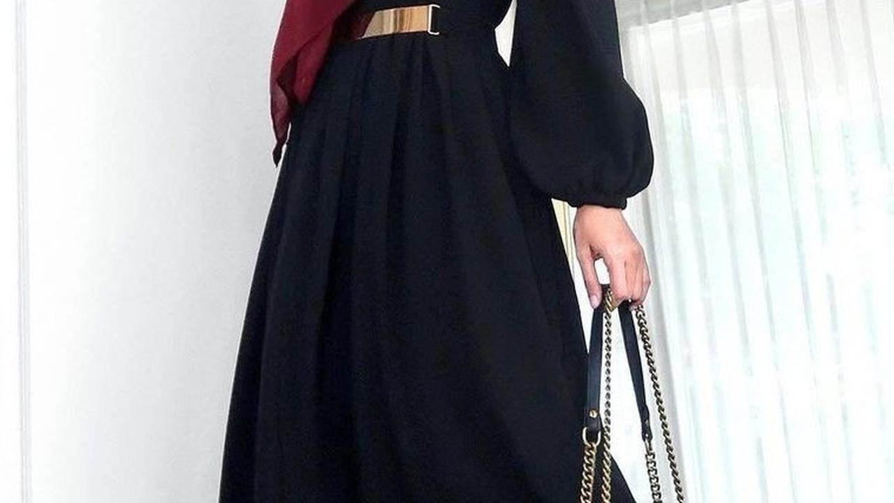 5. Hijab Merah Marron: Kontras yang Memukau