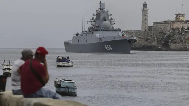 Warga Kuba menyaksikan fregat Angkatan Laut Rusia Laksamana Gorshkov tiba di pelabuhan Havana, Rabu (12/6/2024).