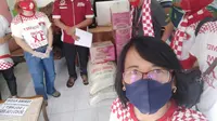 Relawan Solmet membagikan bantuan sembako untuk terdampak corona di Bekasi. (Istimewa)