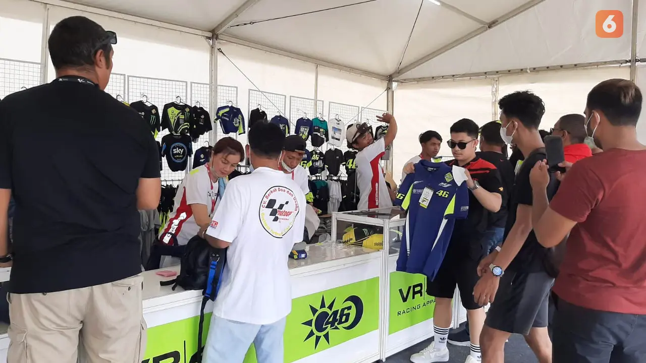 Foto: Stand Merchandise Valentino Rossi Curi Perhatian di Sirkuit Mandalika