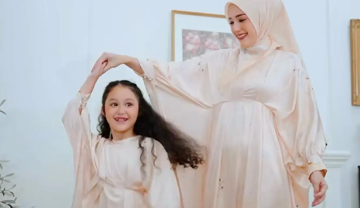 Penampilan keluarga Pasha dan Adelia dibalut baju sarimbit keluarga warna gold beri impresi mewah dan elegan. [@adeliapasha]