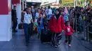 Sejumlah pemudik berjalan menuju pintu keberangkatan di Stasiun Senen, Jakarta, Senin (19/6). Pada hari ini telah tercatat sebanyak 25.265 pemudik yang akan naik dari Stasiun Pasar Senen dan diperkirakan akan bertambah. (Liputan6.com/Gempur M Surya)