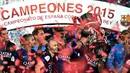 Pemain Barcelona merayakan gelar Copa del Rey (King's Cup) setelah mengalahkan Athletic Club Bilbao3-1 di Stadion Camp Nou, Barcelona ( 30/5/2015). (AFP Photo/Lluis Gene) 