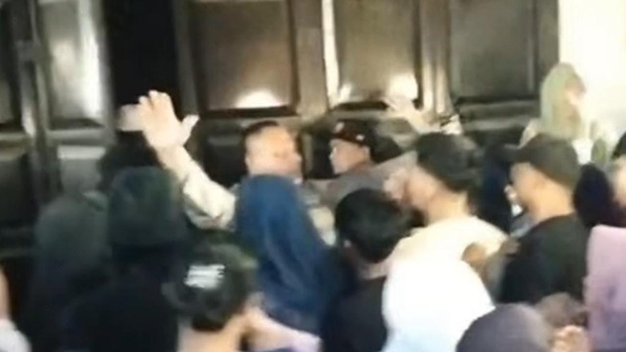 Guru PNS Tanjungbalai Diarak Warga, Diduga Bawa Siswa SD ke Suami untuk Dicabuli
