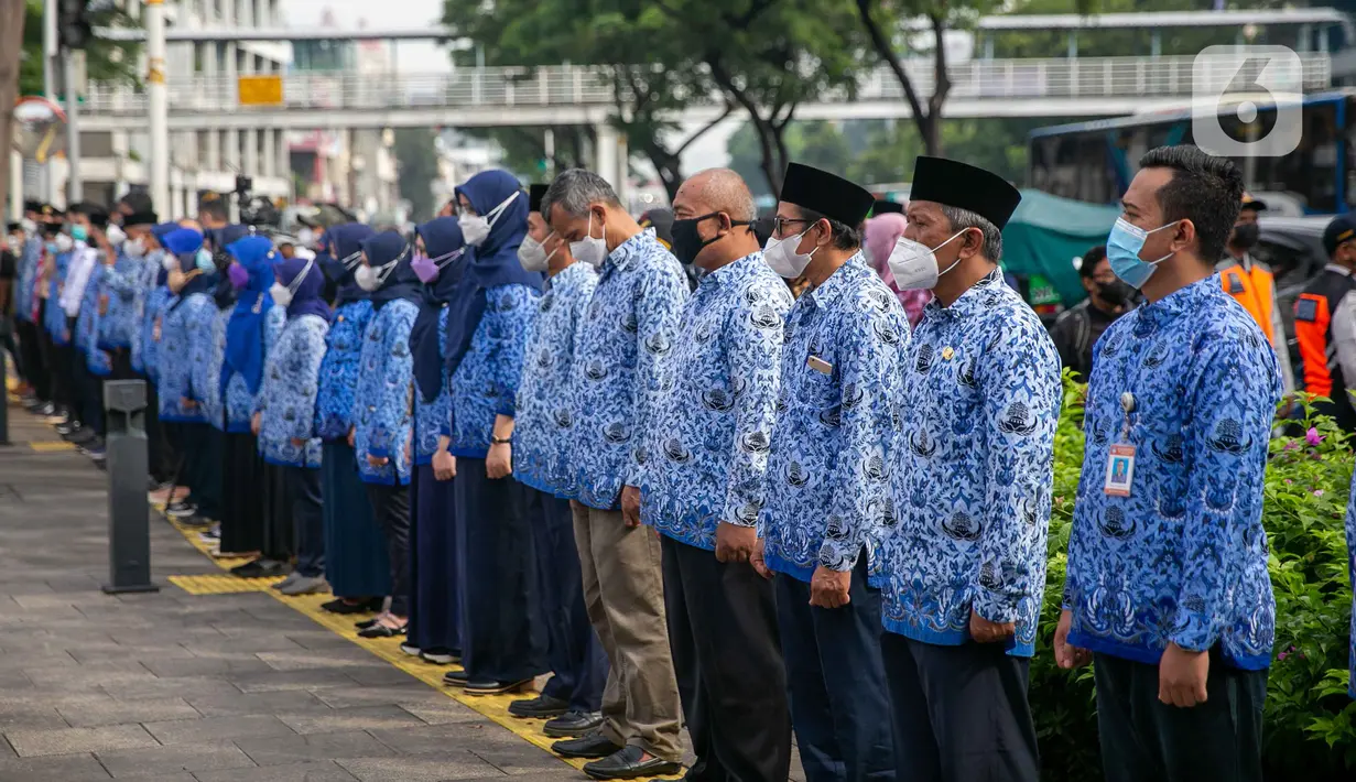 Peserta mengikut upacara pengibaran bendera Merah Putih di depan Museum Sumpah Pemuda, Jakarta, Kamis (28/10/2021). Upacara tersebut dilaksanakan untuk memperingati Hari Sumpah Pemuda ke-93. (Liputan6.com/Faizal Fanani)