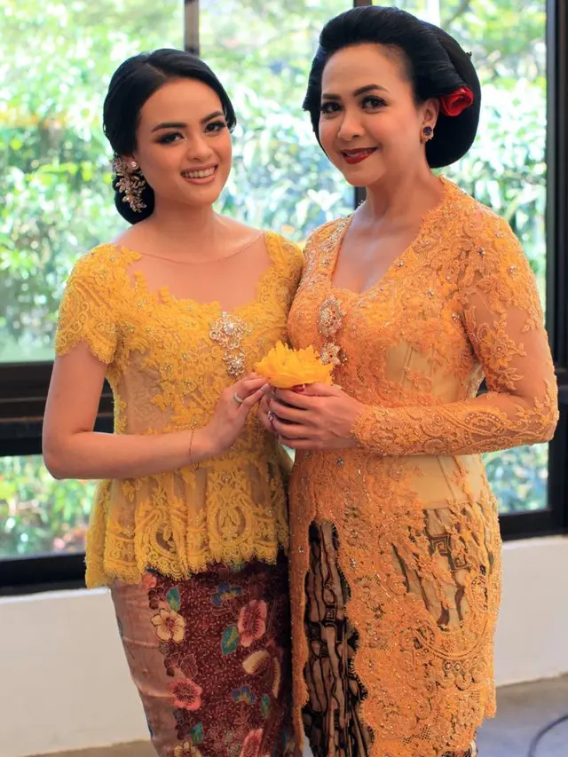 Sundari Soekotjo dan Intan Soekotjo