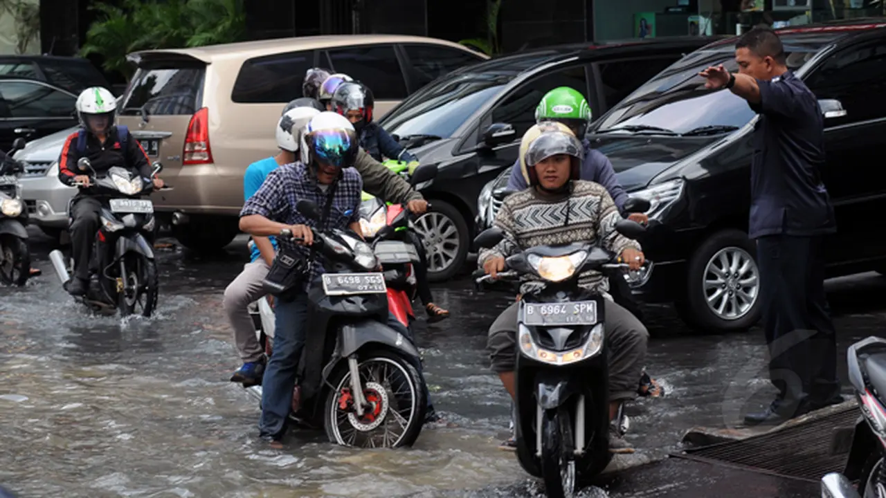 Kali Krukut Meluap, Jalan Kemang Raya Terendam Air