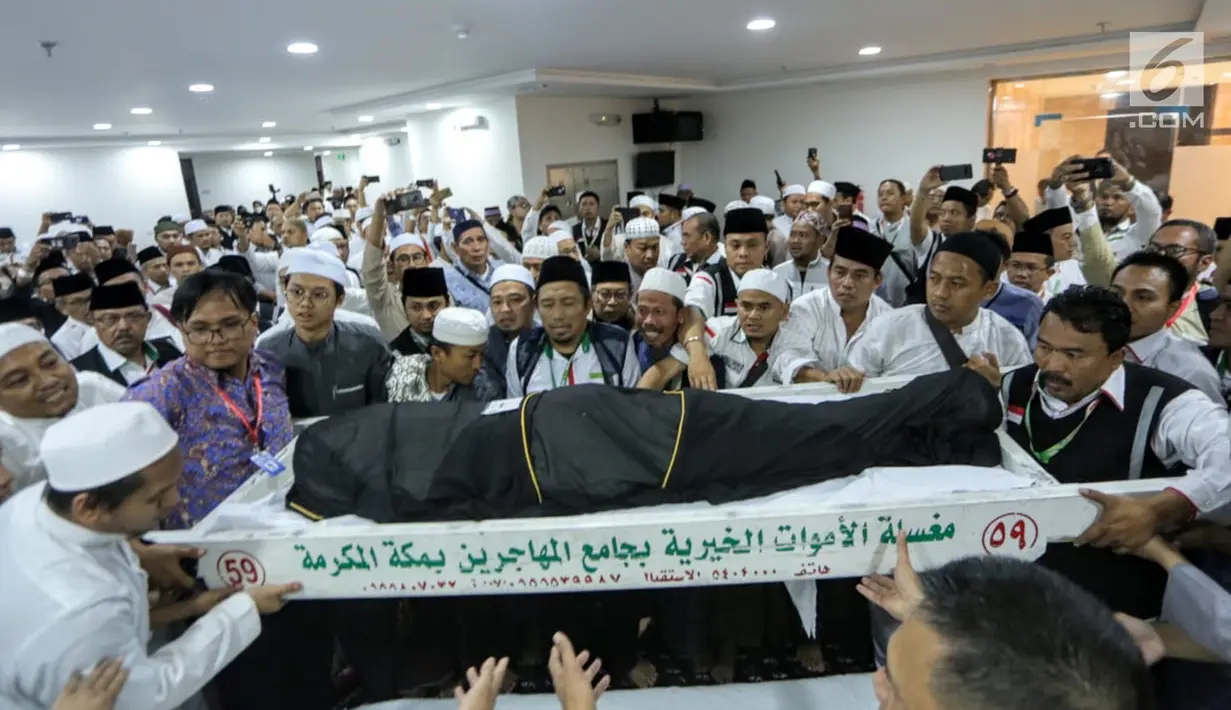 Umat muslim mengangkat jenazah KH Maimun Zubair atau Mbah Moen saat akan disemayamkan di Kantor Urusan Haji Daker Syisyah, Makkah, Arab Saudi, Selasa (6/8/2019). Mbah Moen adalah seorang ulama yang kharismatik dan bersahaja. (Liputan6.com/HO/Baharuddin/MCH)