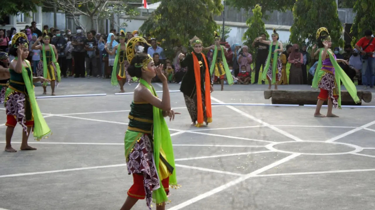 Sendratari Ksatria Singadipa karya koreografer, Rianto, digelar di Ampiteater Taman Sari, kompleks Pendapa Yudhanegara, Kota Lama Banyumas, Rabu (1/6/2022). (Foto: Liputan6.com/Humas Pemkab Banyumas)
