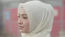 Raline Shah memang sering mendapatkan peran wanita berhijab saat bermain film. Salah satu film yang menuntutny pakai hijab yakni Surga yang Tak Dirindukan. Raline Shah terlihat begitu cantik dengan hijab yang dikenakan di kepalanya. (Liputan6.com/IG/ralineshah)