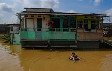 FOTO: Penampakan Banjir Akibat Luapan Ciliwung Landa Jakarta, Ketinggian Capai 2 Meter Lebih