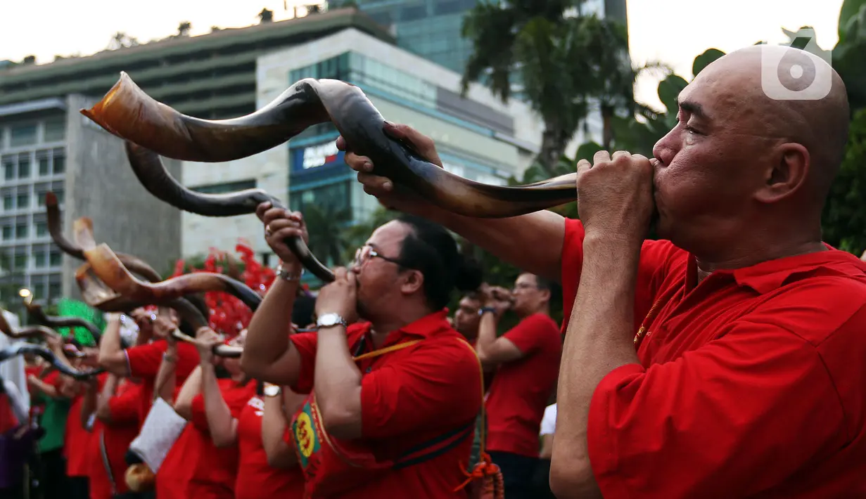 Umat Nasrani memainkan alat musik shofar saat tampil dalam acara Christmas Carol di kawasan Bunderan HI, Jakarta, Jumat (20/12/2019). Alunan alat musik ini menandai hari terakhir perayaan Natal terbuka yang dilaksanakan pada 18-20 Desember 2019 di 11 titik Kota Jakarta. (Liputan6.com/Johan Tallo)