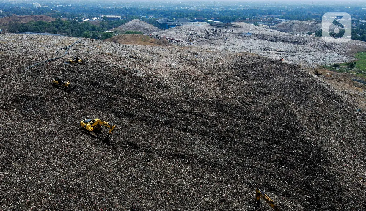 Dinas Lingkungan Hidup DKI Jakarta mencatat sekitar dua hingga tiga hektare dari 22,4 hektare luas TPST zona 2 terbakar. (Liputan6.com/Herman Zakharia)